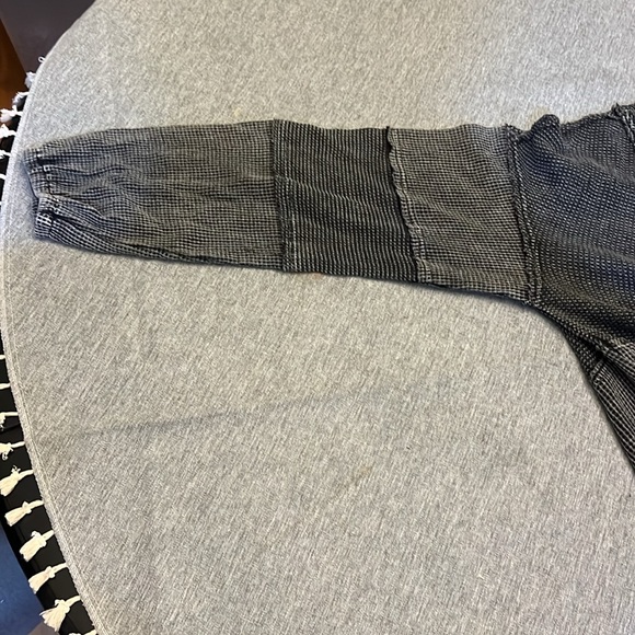 BiBi Textured Black and White Button-Up Top - Picture 4 of 4